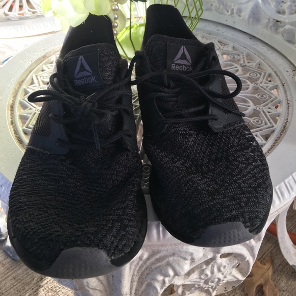 Black Reebok Boys 4 & 5&1/2! - Picture 3 of 8